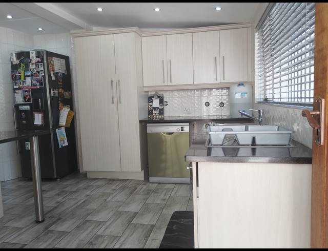 4 BEDROOM HOUSE FOR SALE IN VAN RIEBEECK PARK